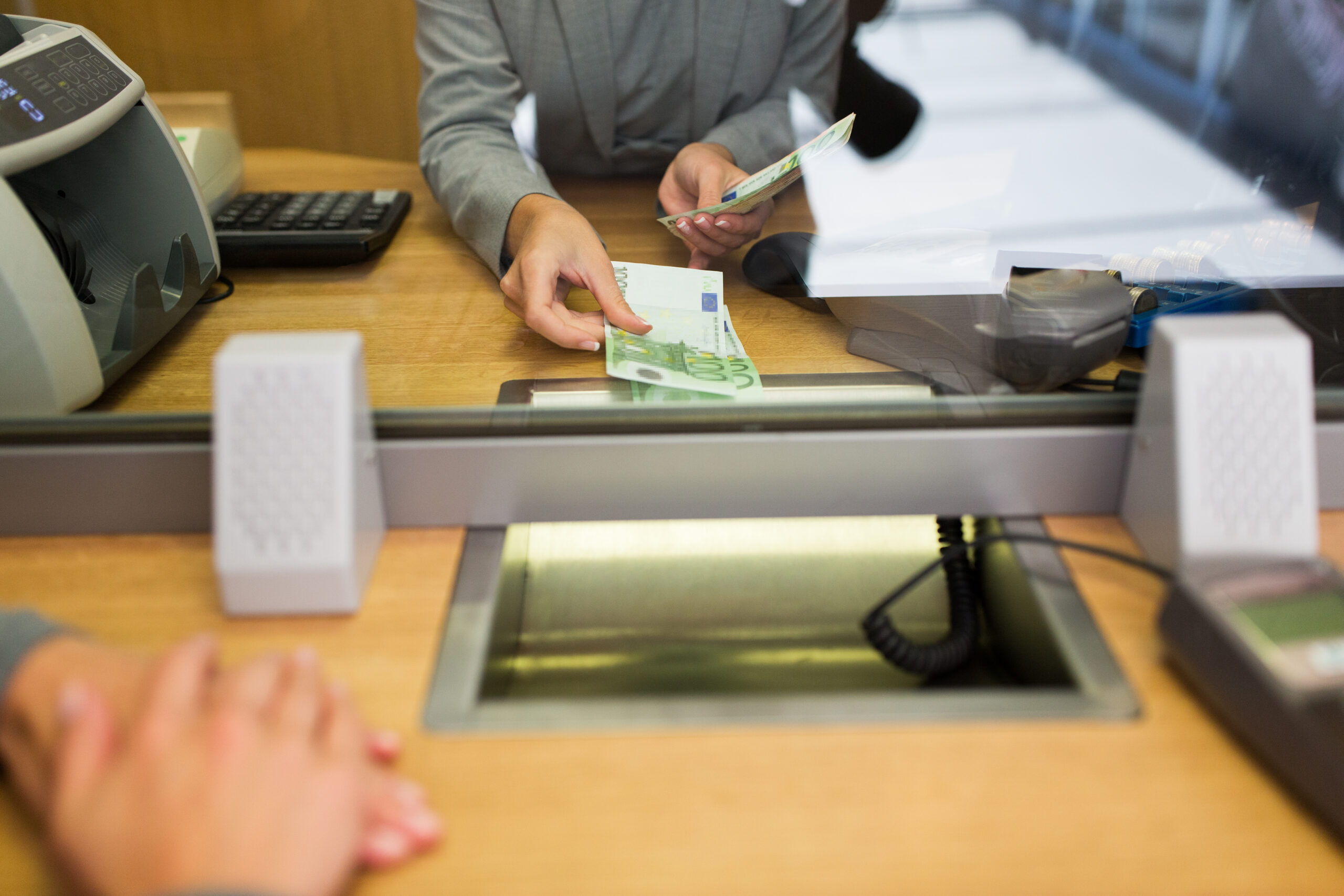 Tips for Handling Money Safely Without a Bank Account